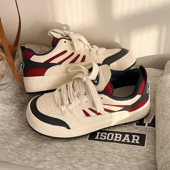 Dámske tenisky z PU vrchu, gumová podrážka, injekčne tvarovaná podrážka, šnúrky vpredu, EVA vložka