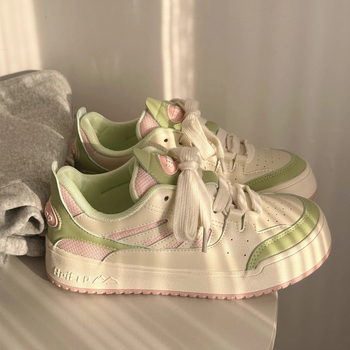 Dámske tenisky z PU vrchu, gumová podrážka, injekčne tvarovaná podrážka, šnúrky vpredu, EVA vložka