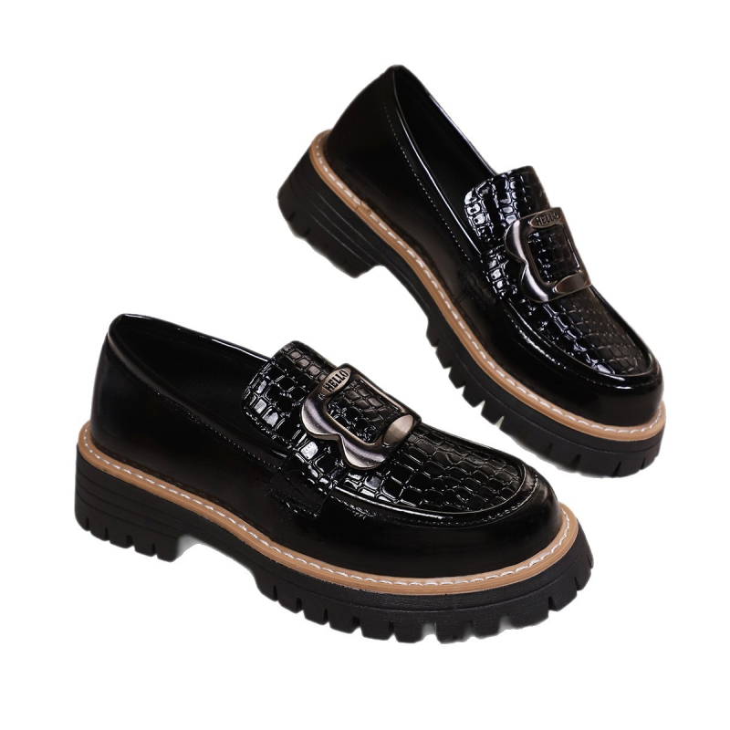 Brit stílusú loaferek kerek orrúak, PU felsőrész patent bőr hatású, középmagas sarkú 3-5 cm, gumírozott talp.