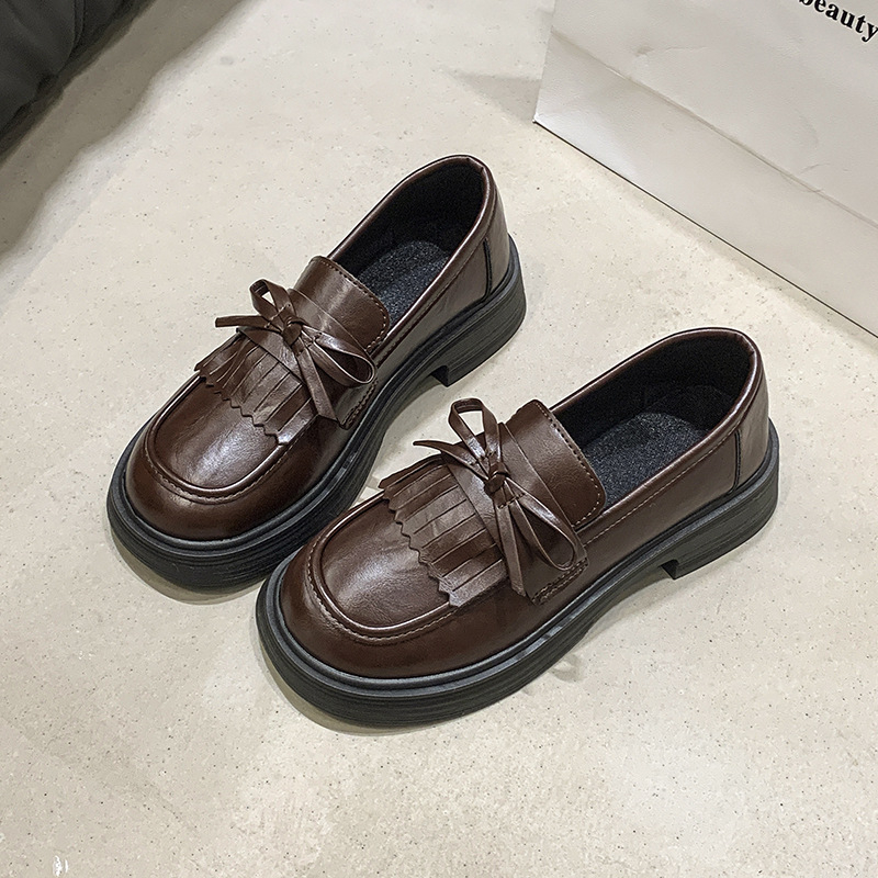 Női brit stílusú vastag talpú mokaszín, fényes PU bőr felső, kerek orr, slip-on, pillangó csomó díszítés