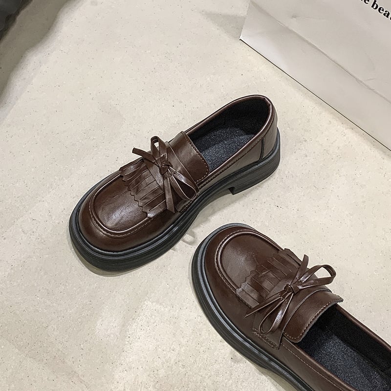 Női brit stílusú vastag talpú mokaszín, fényes PU bőr felső, kerek orr, slip-on, pillangó csomó díszítés
