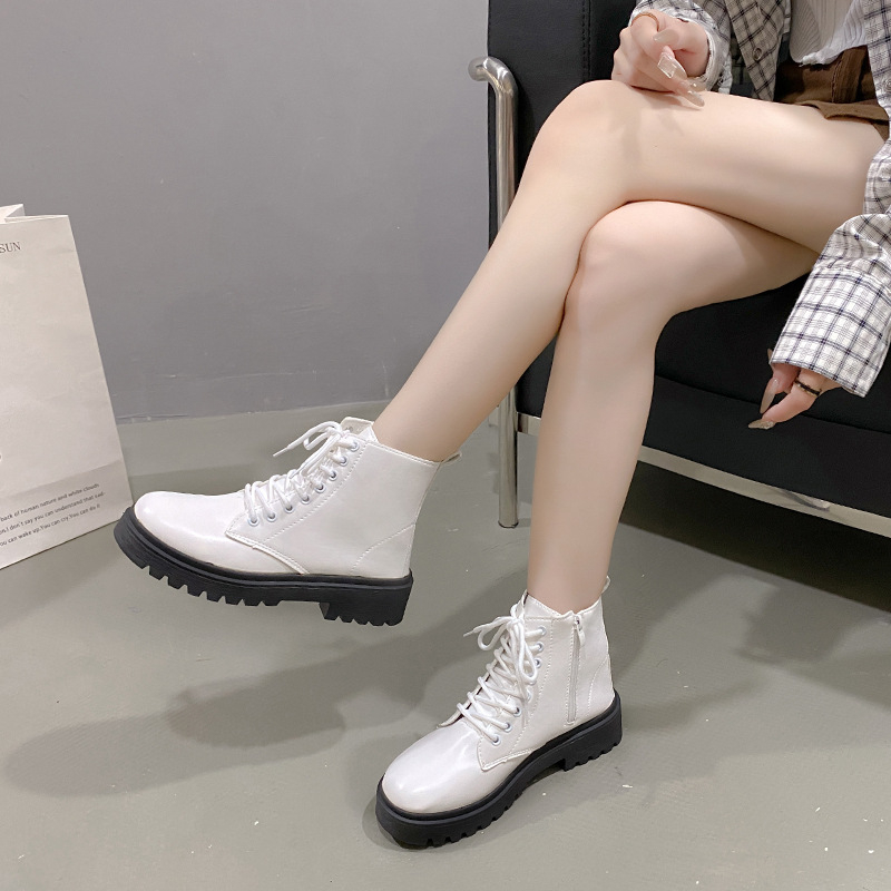 Moteriški Martin bateliai su PU viršutine, storas kulnas, kulno aukštis 1–3 cm, raišteliai