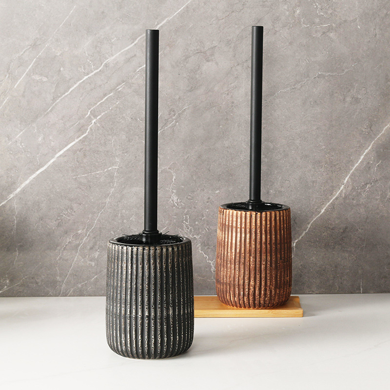 Toaletná kefka s dlhým držadlom, odnímateľnou hlavou a keramickou drenážnou základňou pre dôkladné čistenie