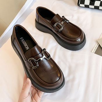Platformos retro női loaferek, kerek orrú, PU felsőrész, gumitalp, középmagas sarok 3–5 cm