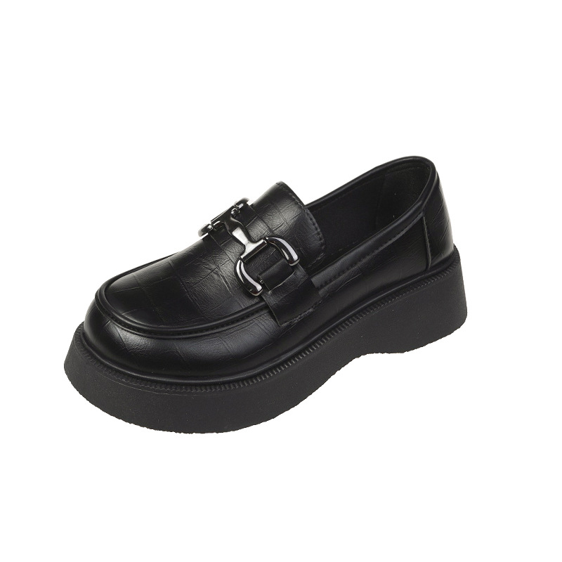 Platformos retro női loaferek, kerek orrú, PU felsőrész, gumitalp, középmagas sarok 3–5 cm