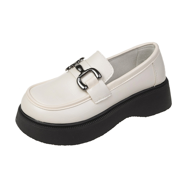 Platformos retro női loaferek, kerek orrú, PU felsőrész, gumitalp, középmagas sarok 3–5 cm