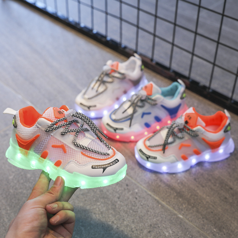 Punjaće svjetleće tenisice za djecu – gornji dio od mreže, prozračne i lagane, sa svjetlima, zatvaranje kopčom