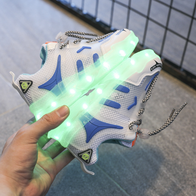 Punjaće svjetleće tenisice za djecu – gornji dio od mreže, prozračne i lagane, sa svjetlima, zatvaranje kopčom