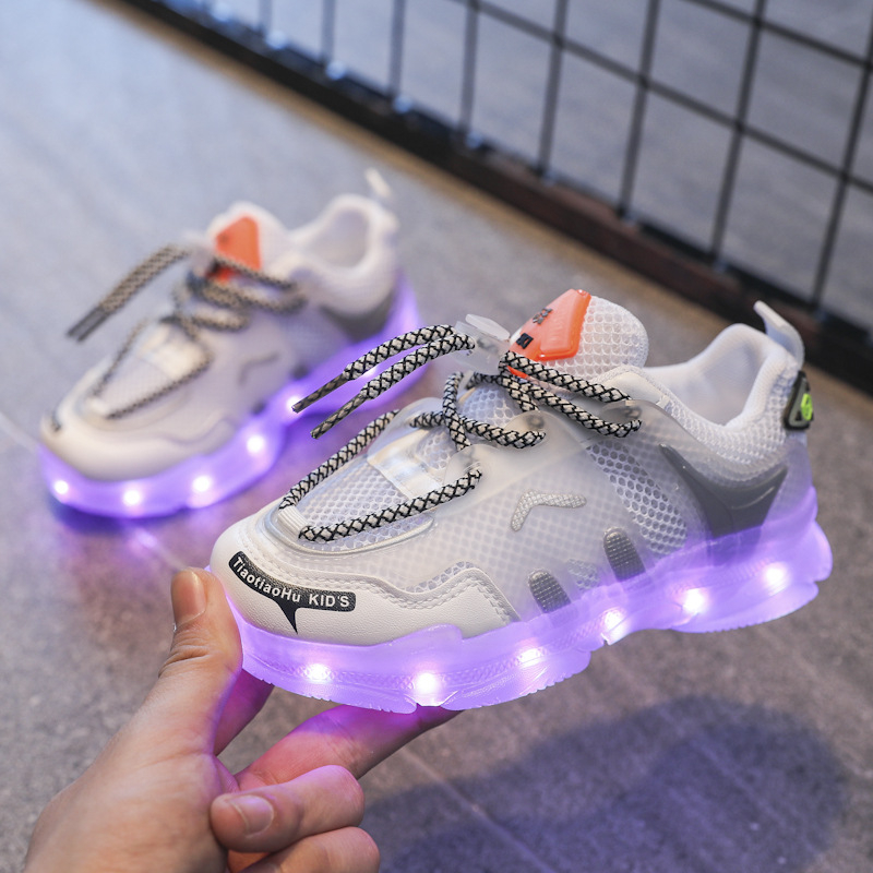 Punjaće svjetleće tenisice za djecu – gornji dio od mreže, prozračne i lagane, sa svjetlima, zatvaranje kopčom