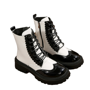 Martens batai: apvali piršto gali, storas vidutinio aukštumo kulnas, priekinis raištis, vidutinio aukščio blauzda, blokinis raštas