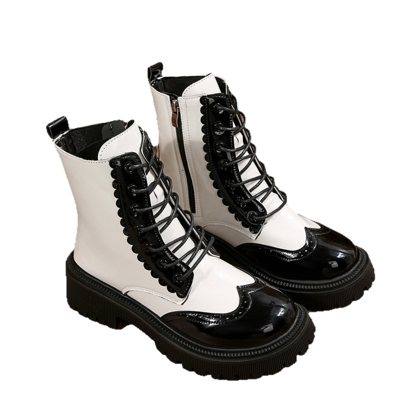 Martens batai: apvali piršto gali, storas vidutinio aukštumo kulnas, priekinis raištis, vidutinio aukščio blauzda, blokinis raštas