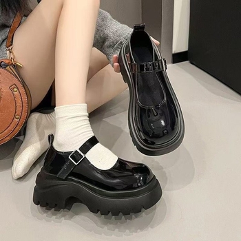 Mary Jane topánky s hrubou platformou, okrúhla špička, patentovaná koža vrchná časť, nízky podpätok 1–3 cm, zapínanie na Velcro