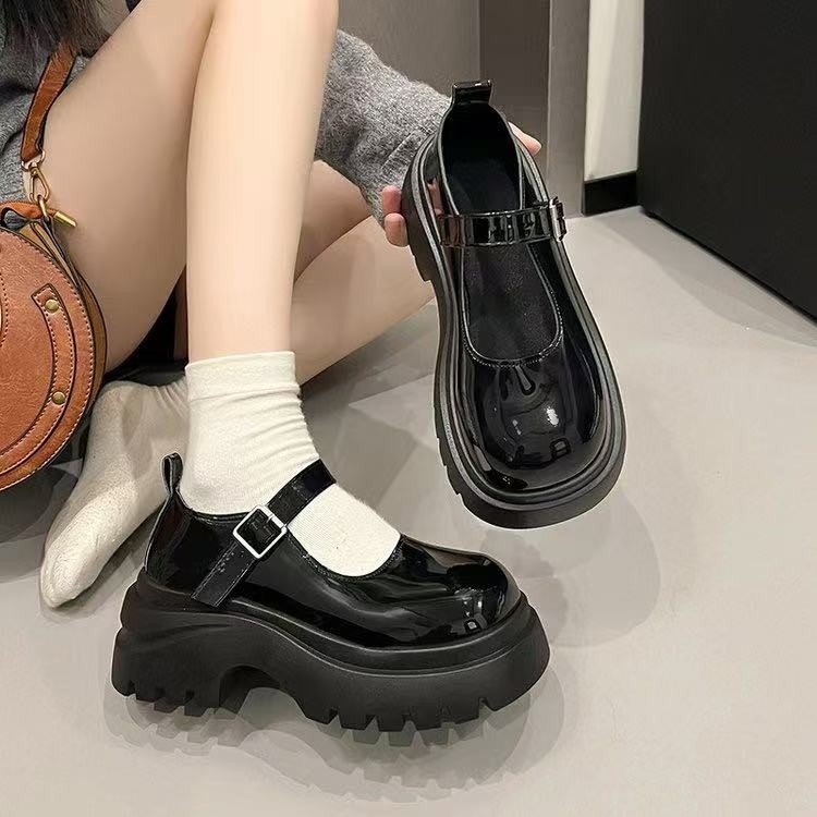 Mary Jane topánky s hrubou platformou, okrúhla špička, patentovaná koža vrchná časť, nízky podpätok 1–3 cm, zapínanie na Velcro