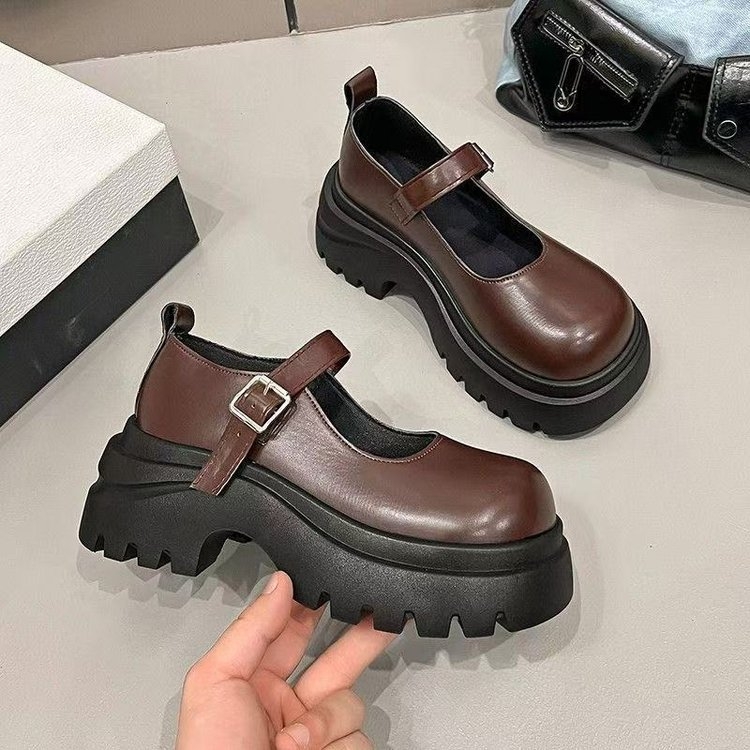 Mary Jane topánky s hrubou platformou, okrúhla špička, patentovaná koža vrchná časť, nízky podpätok 1–3 cm, zapínanie na Velcro