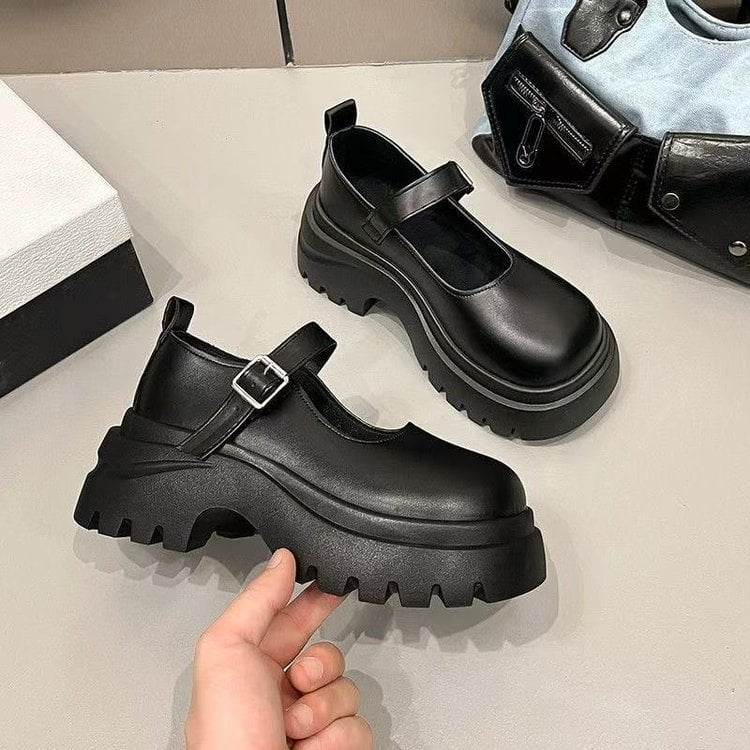 Mary Jane topánky s hrubou platformou, okrúhla špička, patentovaná koža vrchná časť, nízky podpätok 1–3 cm, zapínanie na Velcro