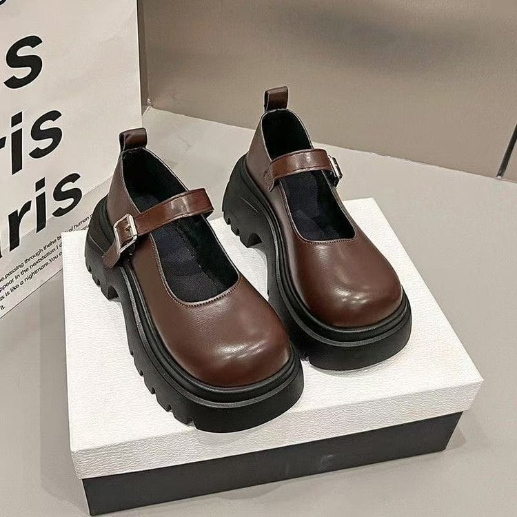 Mary Jane topánky s hrubou platformou, okrúhla špička, patentovaná koža vrchná časť, nízky podpätok 1–3 cm, zapínanie na Velcro