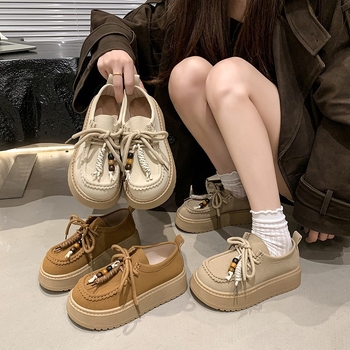 Női vastag talpú cipő, kerek orr, PU felsőrész, PU belső talp, középmagas sarok 3–5 cm, slip-on kivitel