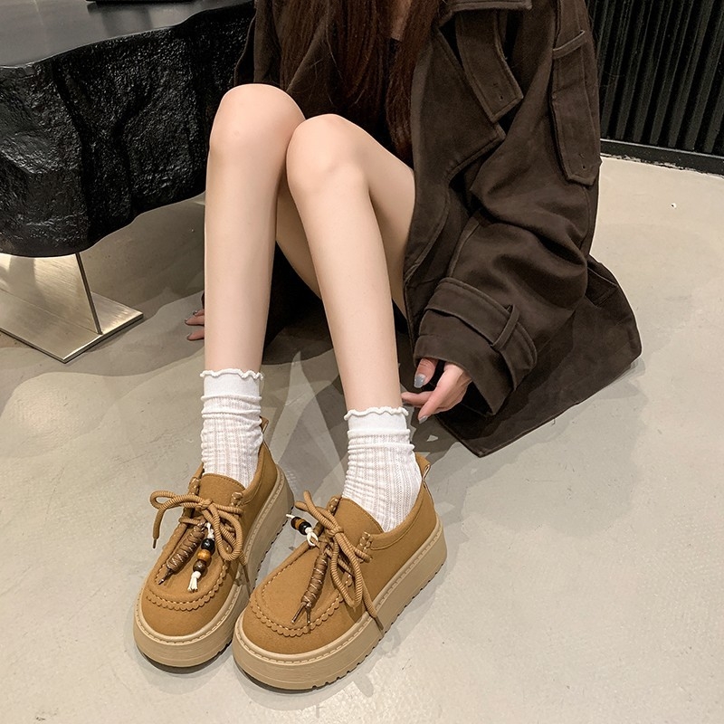 Női vastag talpú cipő, kerek orr, PU felsőrész, PU belső talp, középmagas sarok 3–5 cm, slip-on kivitel