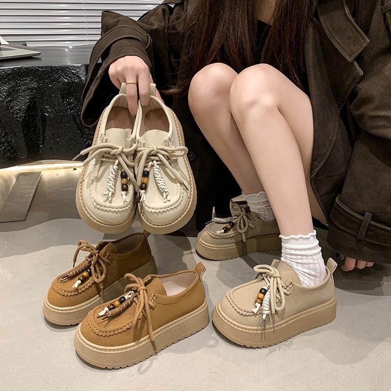 Női vastag talpú cipő, kerek orr, PU felsőrész, PU belső talp, középmagas sarok 3–5 cm, slip-on kivitel