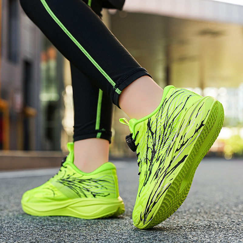 Dječje tenisice za trčanje s mrežastim gornjim dijelom, zatvaranje rotacijskom kopčom, EVA đon, uzrast 7–16, jednobojni uzorak