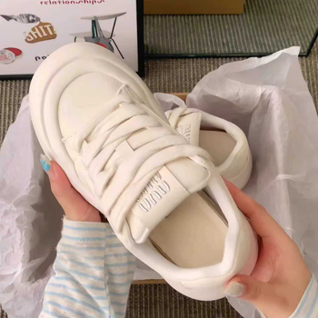 Dámske tenisky s hrubou podrážkou na zvýšenie výšky – PU vršok, gumová podrážka, šnúrky, zaoblená špička, EVA vnútorná stielka