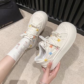 Dámske tenisky s hrubou podrážkou, priedušný svršok z syntetickej kože, gumová podrážka, okrúhla špička, šnúrky