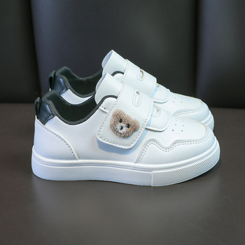 Detské tenisky s motívom medvedíka, vrchný materiál syntetická koža, podrážka z plastu, zapínanie na suchý zips, nízky členok