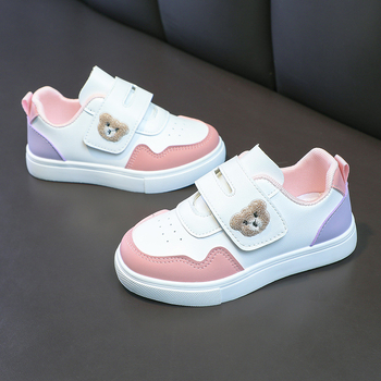 Detské tenisky s motívom medvedíka, vrchný materiál syntetická koža, podrážka z plastu, zapínanie na suchý zips, nízky členok