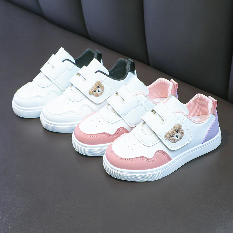 Detské tenisky s motívom medvedíka, vrchný materiál syntetická koža, podrážka z plastu, zapínanie na suchý zips, nízky členok