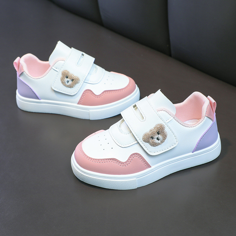 Detské tenisky s motívom medvedíka, vrchný materiál syntetická koža, podrážka z plastu, zapínanie na suchý zips, nízky členok