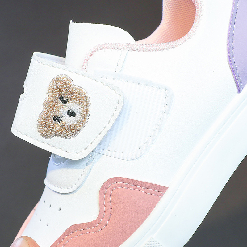 Detské tenisky s motívom medvedíka, vrchný materiál syntetická koža, podrážka z plastu, zapínanie na suchý zips, nízky členok