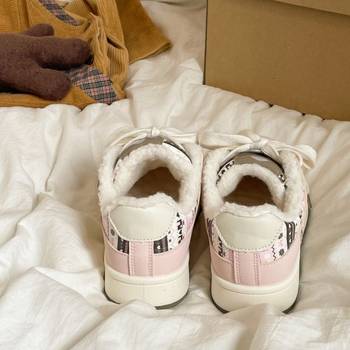 Ženské tenisky s originálnym Hongkong štýlom, jeseň 2025 – Vrchnok: pigskin + PU; Podšívka: pigskin; Medzipodrážka: PU; Podešev: guma; Nízky profil