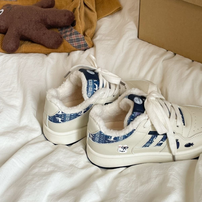 Ženské tenisky s originálnym Hongkong štýlom, jeseň 2025 – Vrchnok: pigskin + PU; Podšívka: pigskin; Medzipodrážka: PU; Podešev: guma; Nízky profil