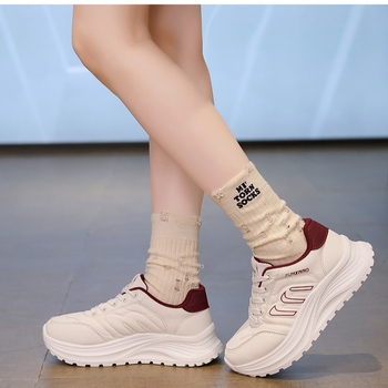 Ženske tenisice s povećanim visinom – PU gornji dio, okrugla nosnica, vezanje šnurkama, nizak rub, gumeni đon