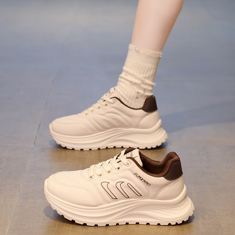 Ženske tenisice s povećanim visinom – PU gornji dio, okrugla nosnica, vezanje šnurkama, nizak rub, gumeni đon