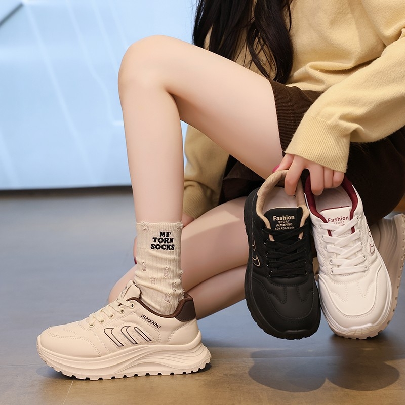 Ženske tenisice s povećanim visinom – PU gornji dio, okrugla nosnica, vezanje šnurkama, nizak rub, gumeni đon