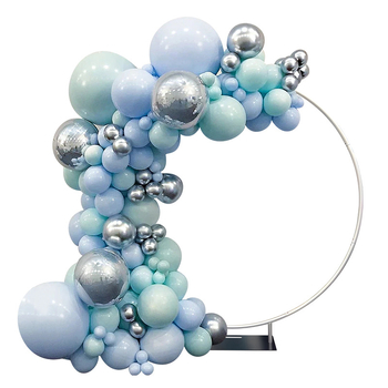 Okrúhla balónová arka s kovovým rámom pre svadby – vonkajšie pozadie pre fotografiu