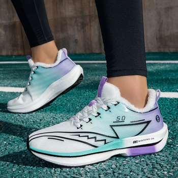 Téli futócipő karbonlemezzel, könnyű, meleg, csúszásálló, EVA talp