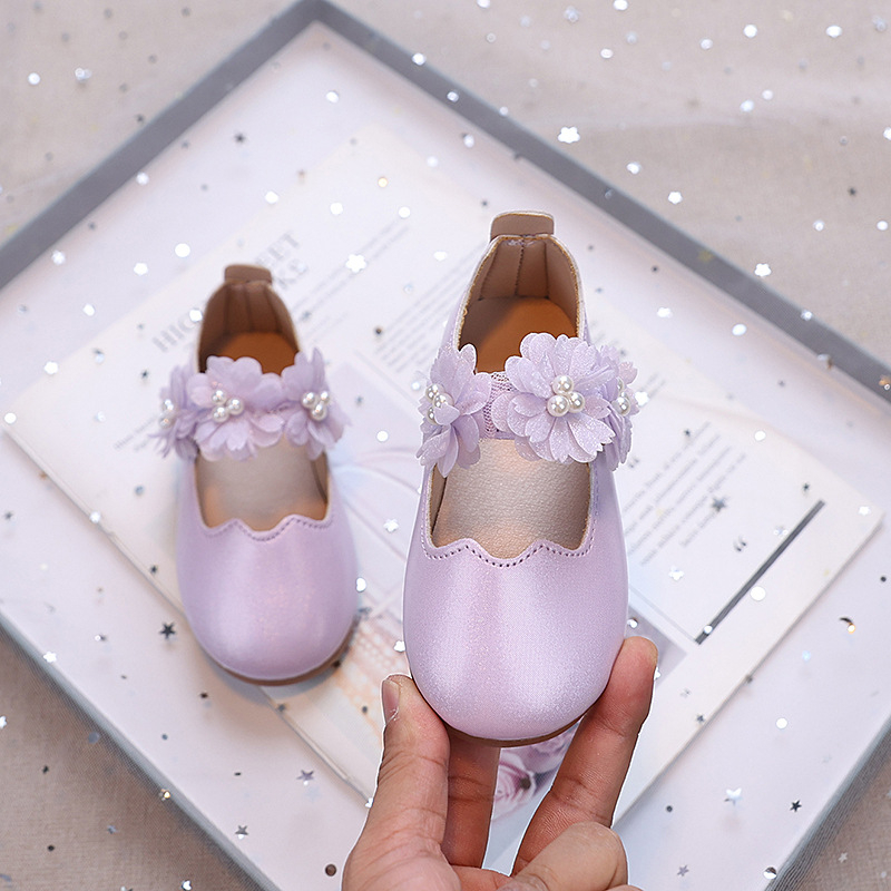 Lányos hercegnő cipő virágos gyöngy díszítéssel, domborított PU felsőrész, Velcro zárás, puha gumi talp, alacsony profilú