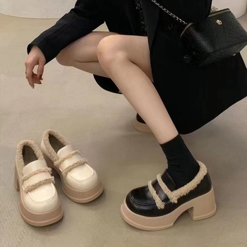 Dámske loafers s okrúhlym nosom, stredná výška podpätku 3–5 cm, nízky vršok, podšívka z umelej krátkej plsti, gumová podrážka