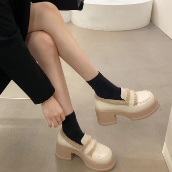Dámske loafers s okrúhlym nosom, stredná výška podpätku 3–5 cm, nízky vršok, podšívka z umelej krátkej plsti, gumová podrážka