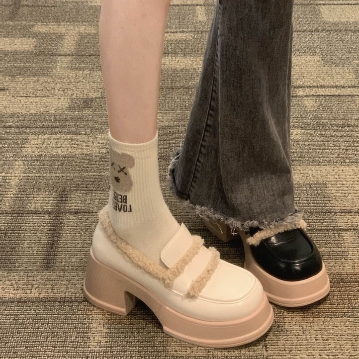 Dámske loafers s okrúhlym nosom, stredná výška podpätku 3–5 cm, nízky vršok, podšívka z umelej krátkej plsti, gumová podrážka