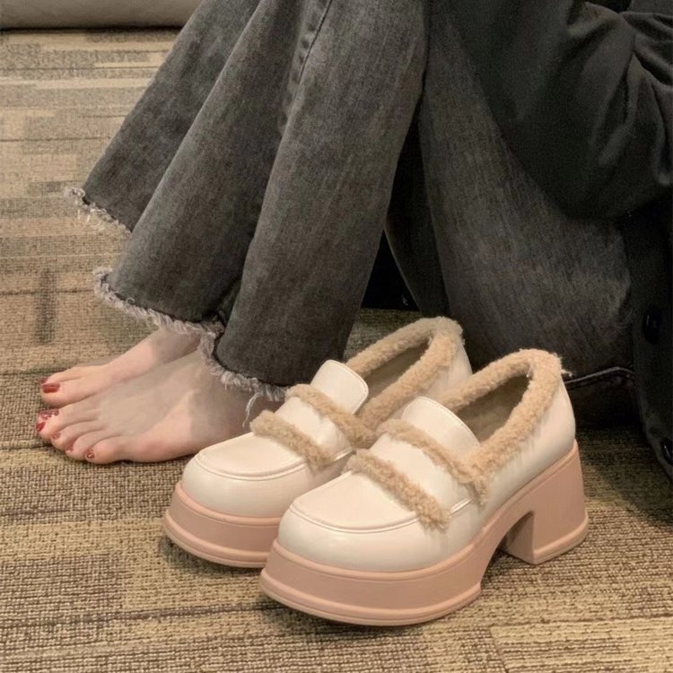 Dámske loafers s okrúhlym nosom, stredná výška podpätku 3–5 cm, nízky vršok, podšívka z umelej krátkej plsti, gumová podrážka