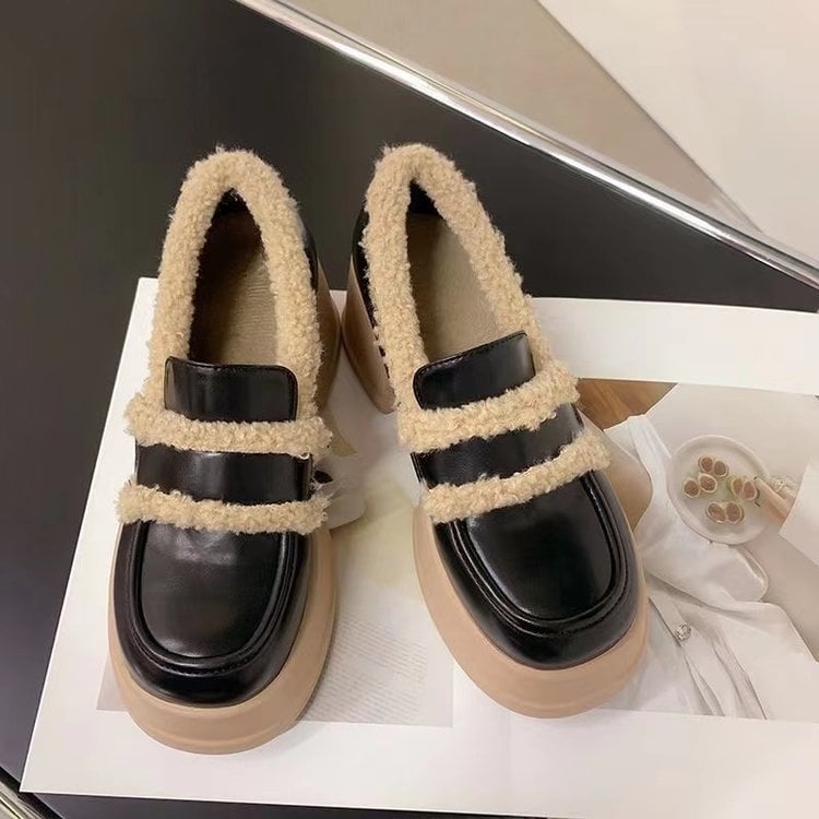 Dámske loafers s okrúhlym nosom, stredná výška podpätku 3–5 cm, nízky vršok, podšívka z umelej krátkej plsti, gumová podrážka