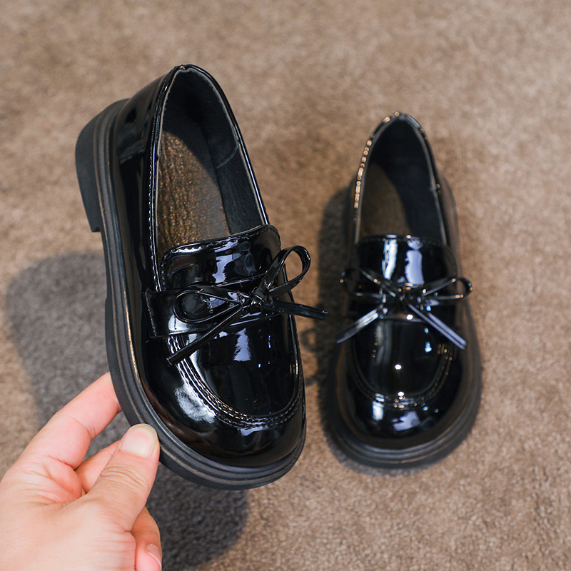 PU bőrből készült gyerekcipő bojtos díszítéssel, koreai stílus, alacsony szárú, gumitalp