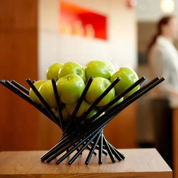 Kovový dekoratív tanier na ovocie s moderným minimalistickým líniovým dizajnom, čiastočne ručne a čiastočne mechanická výroba, stolný dekor do obývačky, konferenčného stolíka alebo jedálneho stola