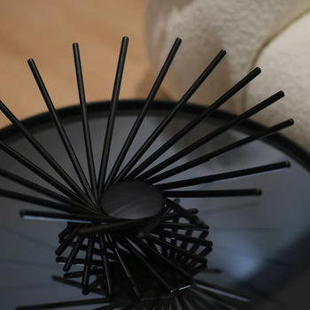 Kovový dekoratív tanier na ovocie s moderným minimalistickým líniovým dizajnom, čiastočne ručne a čiastočne mechanická výroba, stolný dekor do obývačky, konferenčného stolíka alebo jedálneho stola