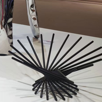 Kovový dekoratív tanier na ovocie s moderným minimalistickým líniovým dizajnom, čiastočne ručne a čiastočne mechanická výroba, stolný dekor do obývačky, konferenčného stolíka alebo jedálneho stola