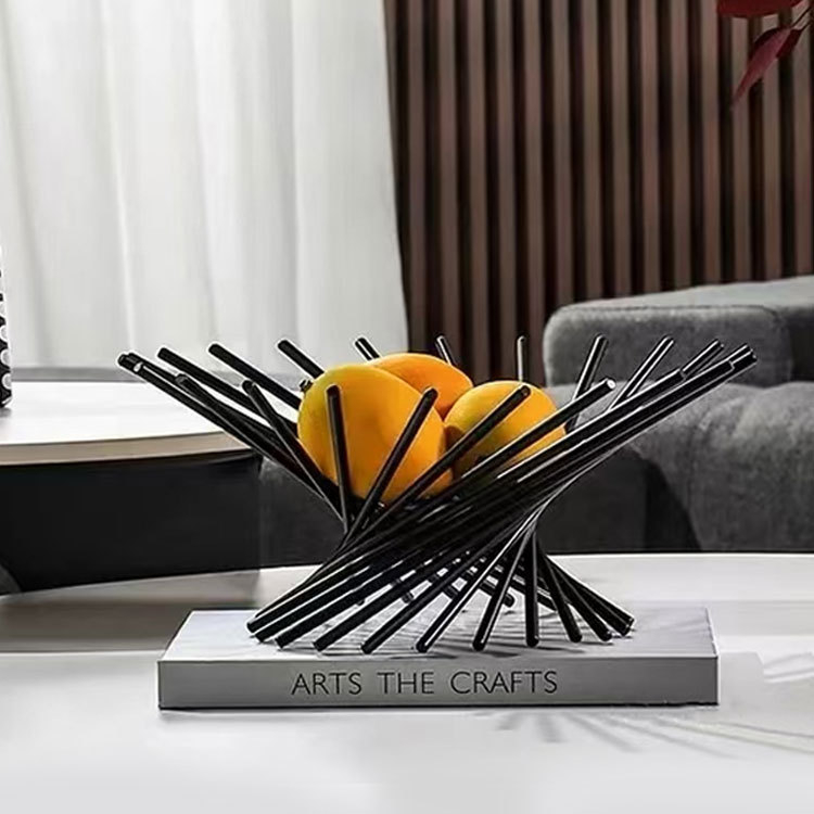 Kovový dekoratív tanier na ovocie s moderným minimalistickým líniovým dizajnom, čiastočne ručne a čiastočne mechanická výroba, stolný dekor do obývačky, konferenčného stolíka alebo jedálneho stola