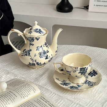 Keramická súprava kávových šálok s podšálkou a konvičkou na čaj, vintage štýl, jednoduchý dizajn, na popoludňajší čaj.